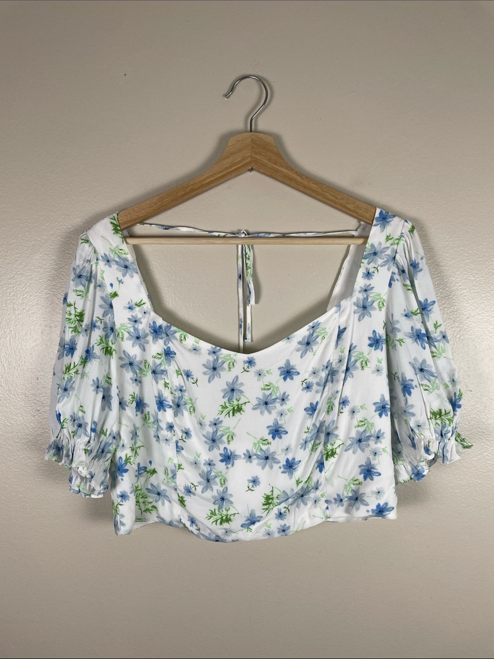 Sophie Rue Floral Puff-Sleeve Crop Top - White with Blue Floral. XL